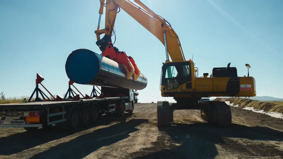 DECKHAND®XL with 56-Inch Pipe Arms lifts a pipe off of a haul truck on a job site in Turkey.