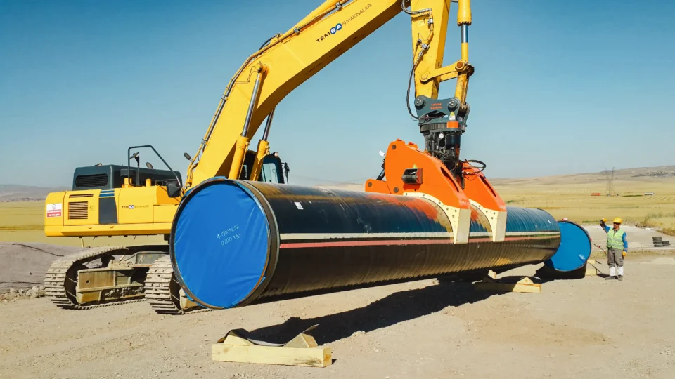 DECKHAND®XL with 56-Inch Pipe Arms lifts a pipe on a job site in Turkey.